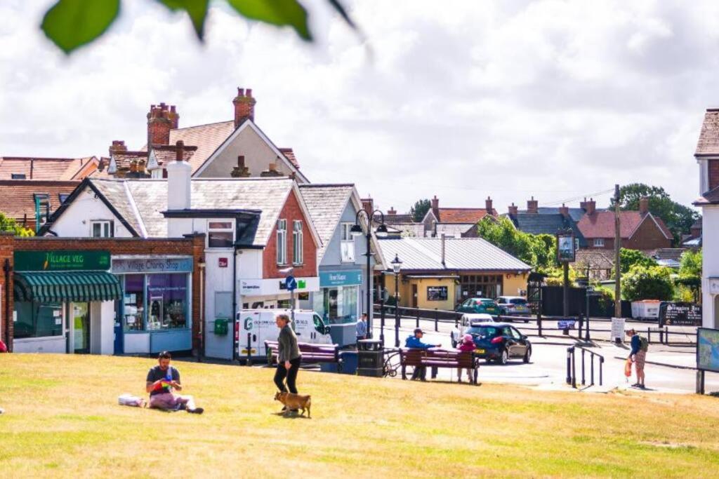 The Firs - Apartment Next To Beach & Forest - Pets Are Free Barton on Sea Exterior photo