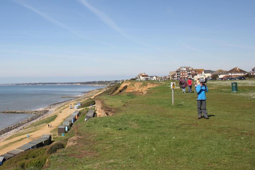 The Firs - Apartment Next To Beach & Forest - Pets Are Free Barton on Sea Exterior photo